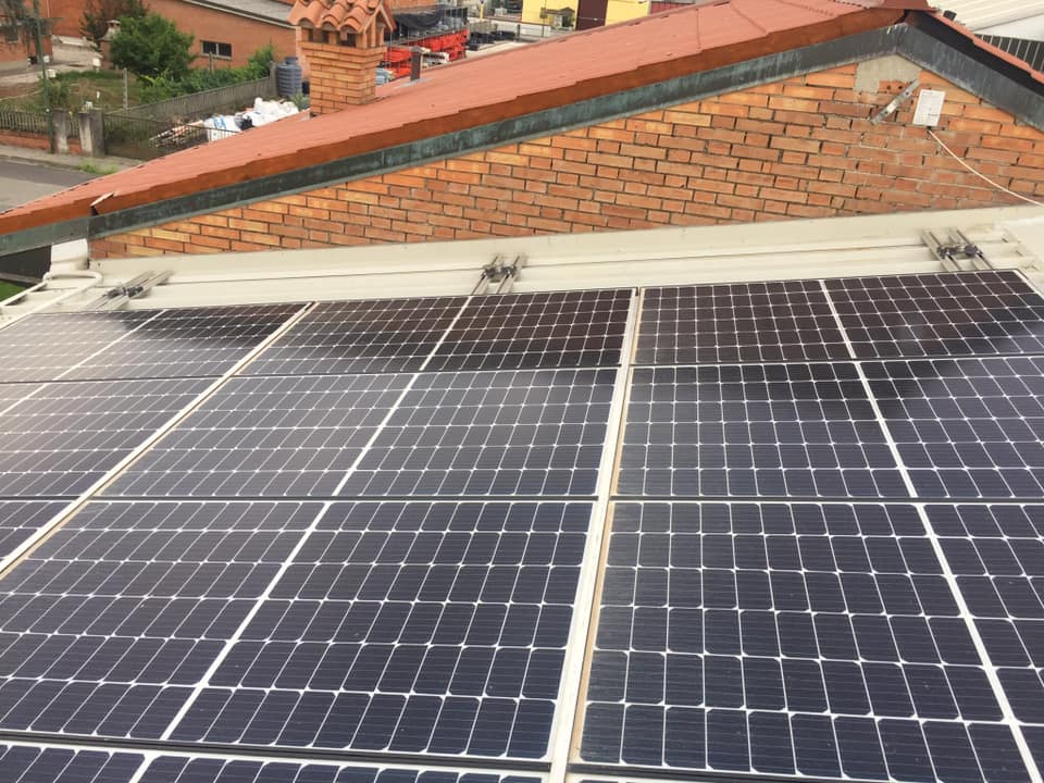 Pannelli fotovoltaici installati su copertura residenziale